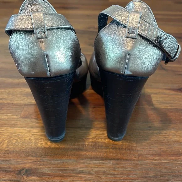 Burberry Metallic Gold Wooden Wedge Heel Leather Criss Cross Sandal - 41 10 - Picture 6 of 16